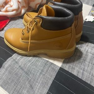 Hi there, I am selling these like new timberlands shoes in size mens 8.5.